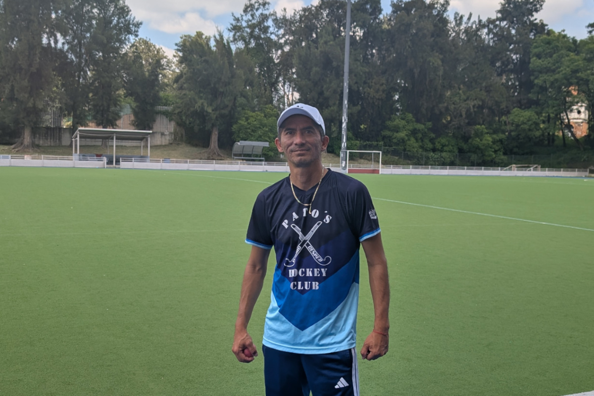 Eduardo Santiago Estrada Posada dirigiendo entrenamiento